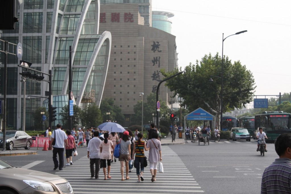 杭州街头过马路的行人